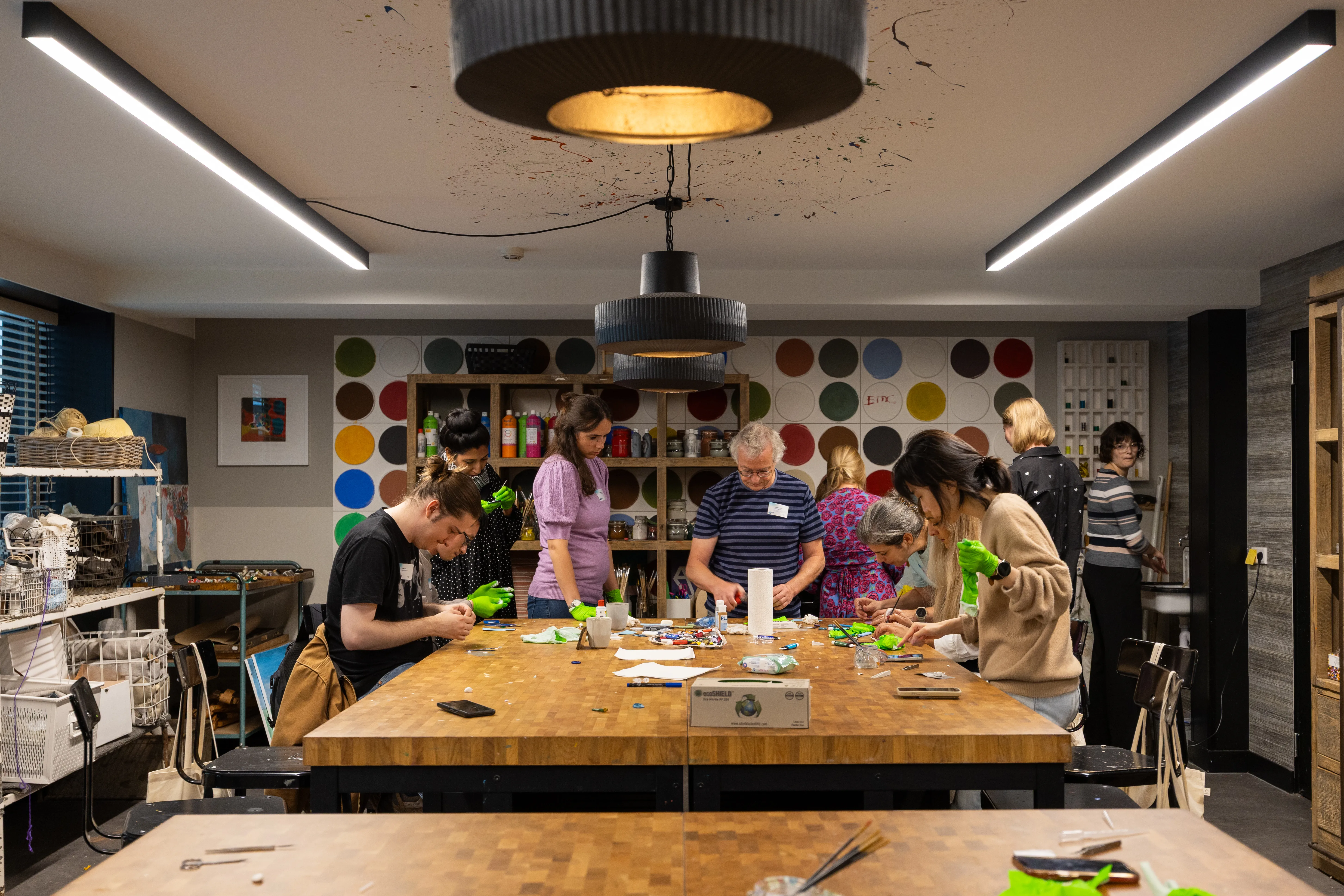 Activiteit in het atelier in De Werelt Lunteren