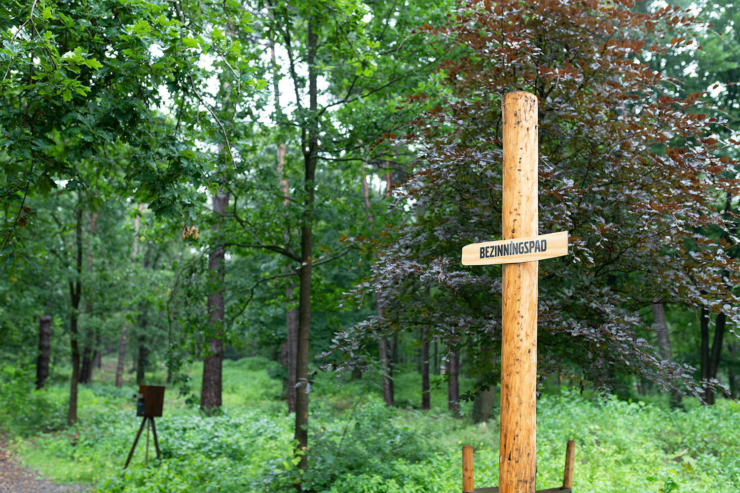Bordje naar het bezinningspad, een bospad naast de Werelt Lunteren
