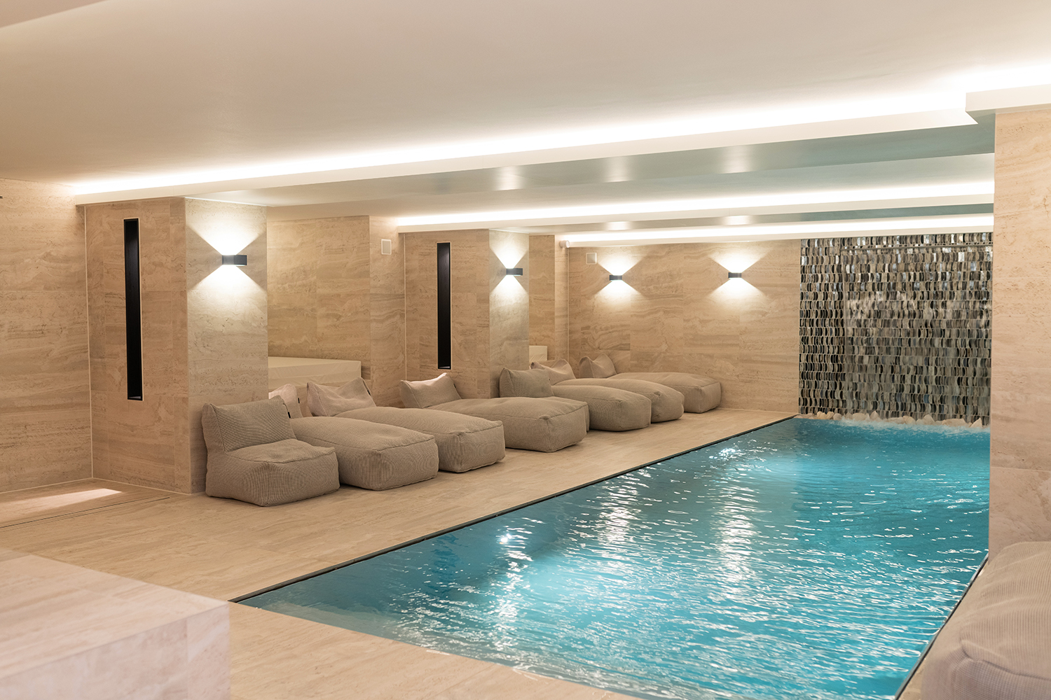 Zwembad met ligkussens in De Werelt Lunteren