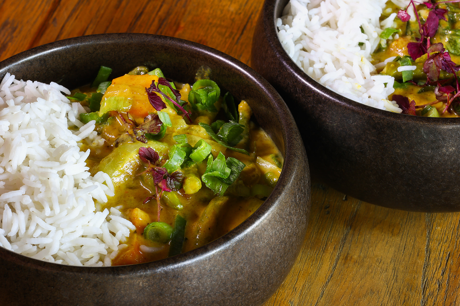 Close-up van twee kommen met rijst en curry