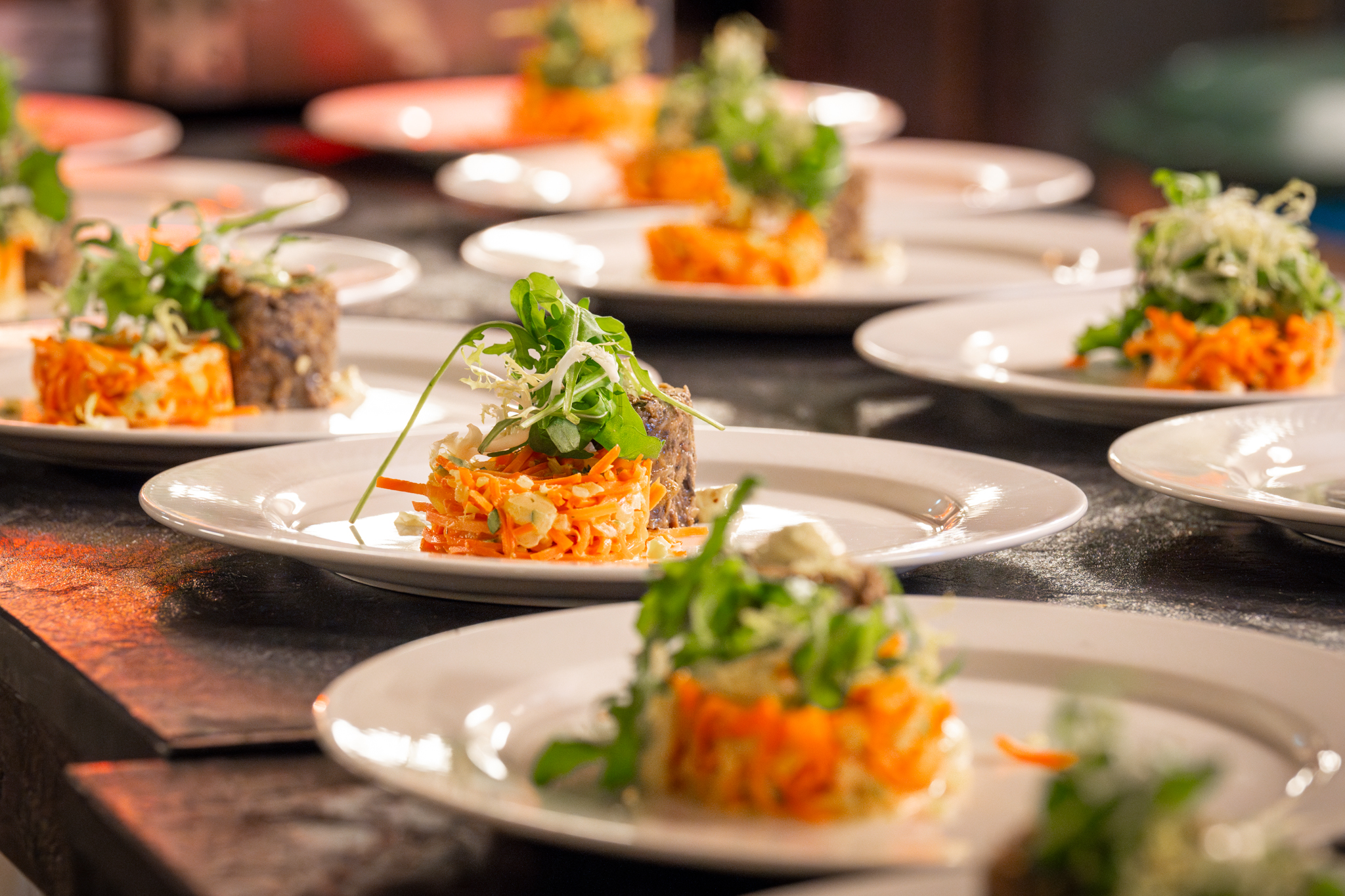 Een herfstachtige pasteitje met wortel en sla op een bord