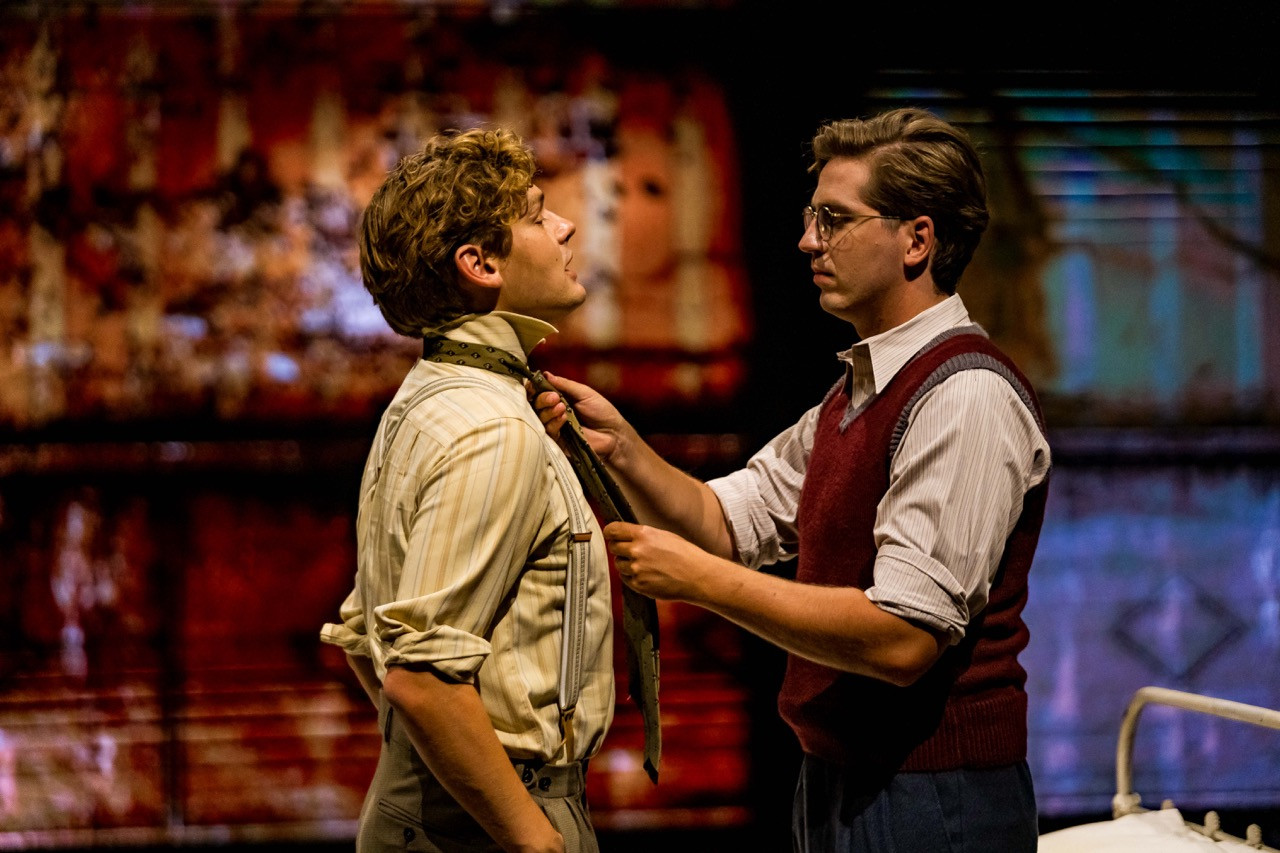 Een persfoto van de musical 40-45 waarbij de twee broers te zien zijn