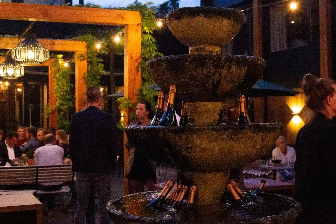 Borrel in de avond met een wijnkoeler op de voorgrond