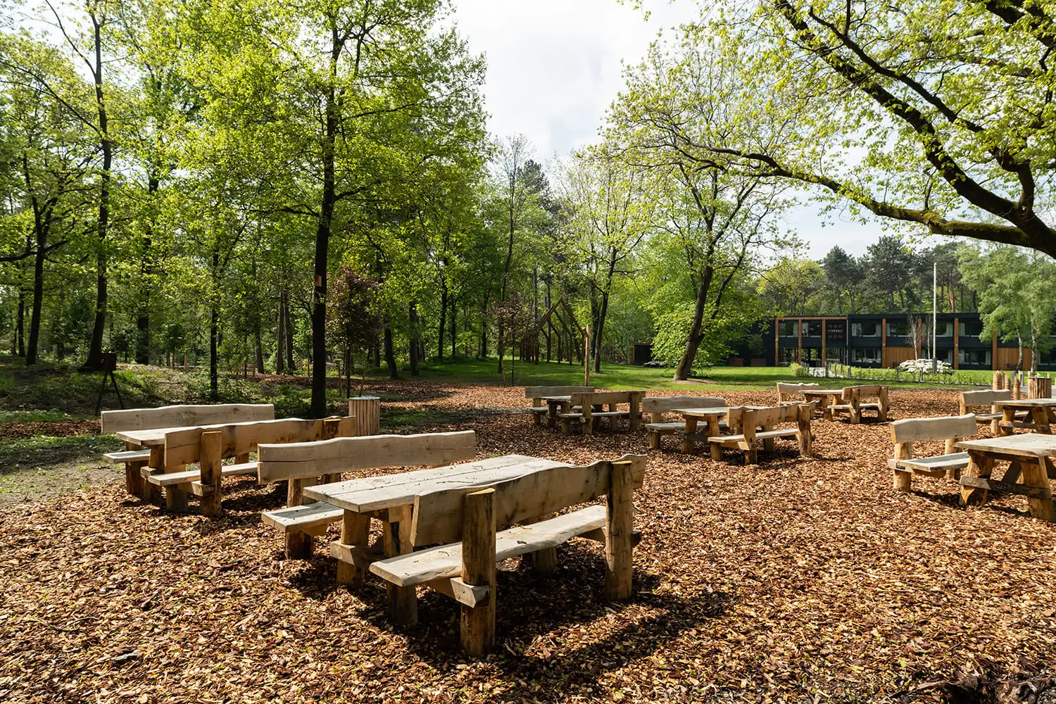 Picknickbankjes buiten bij Hotel de Werelt