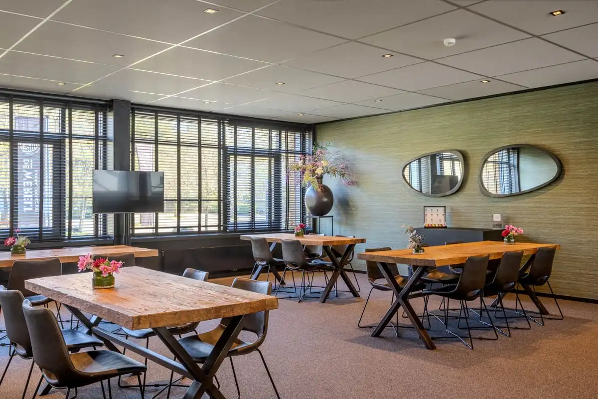 Ruimte met tafel en stoelen eromheen