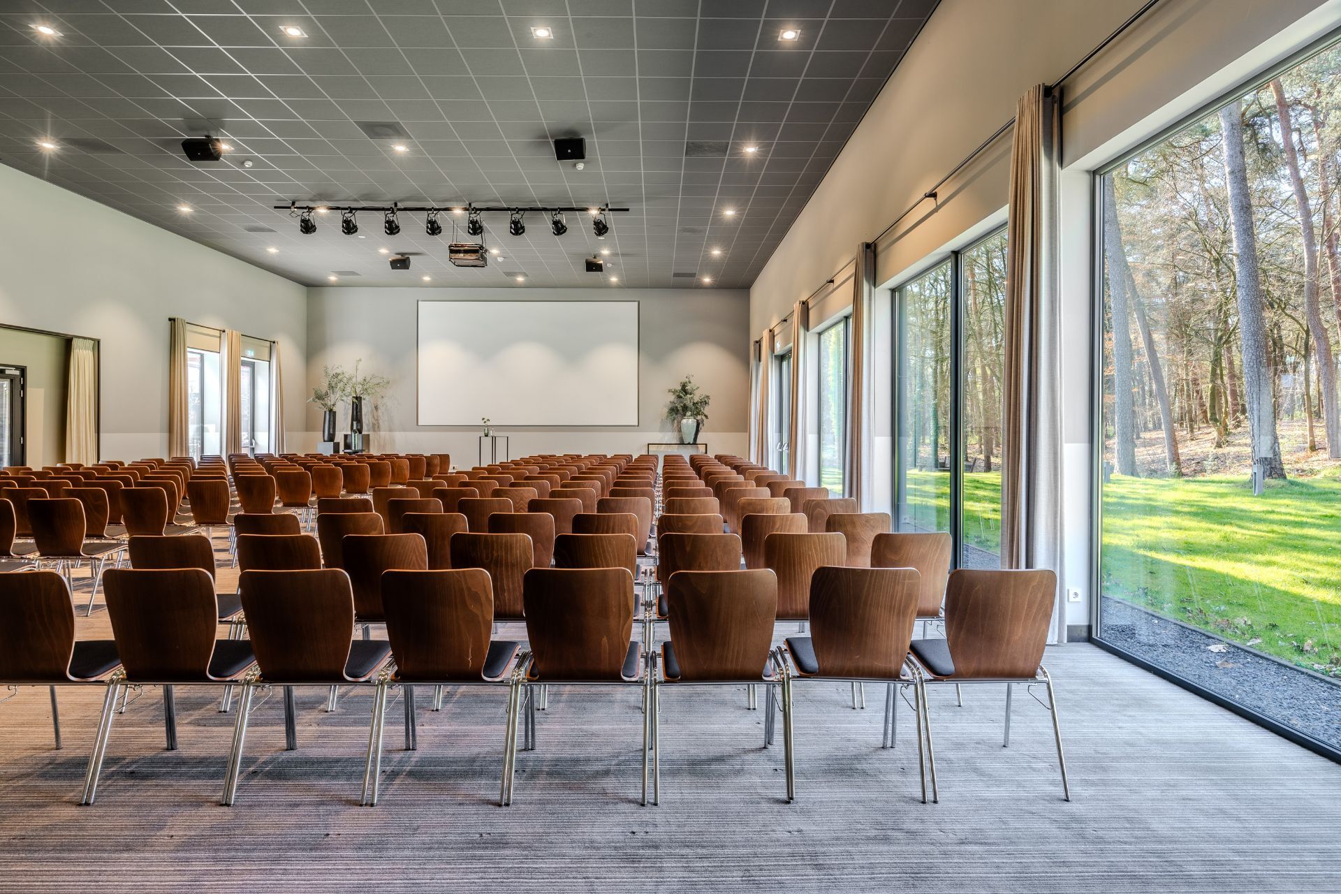 Dronebeeld Hotel de Werelt Lunteren in de herfst
