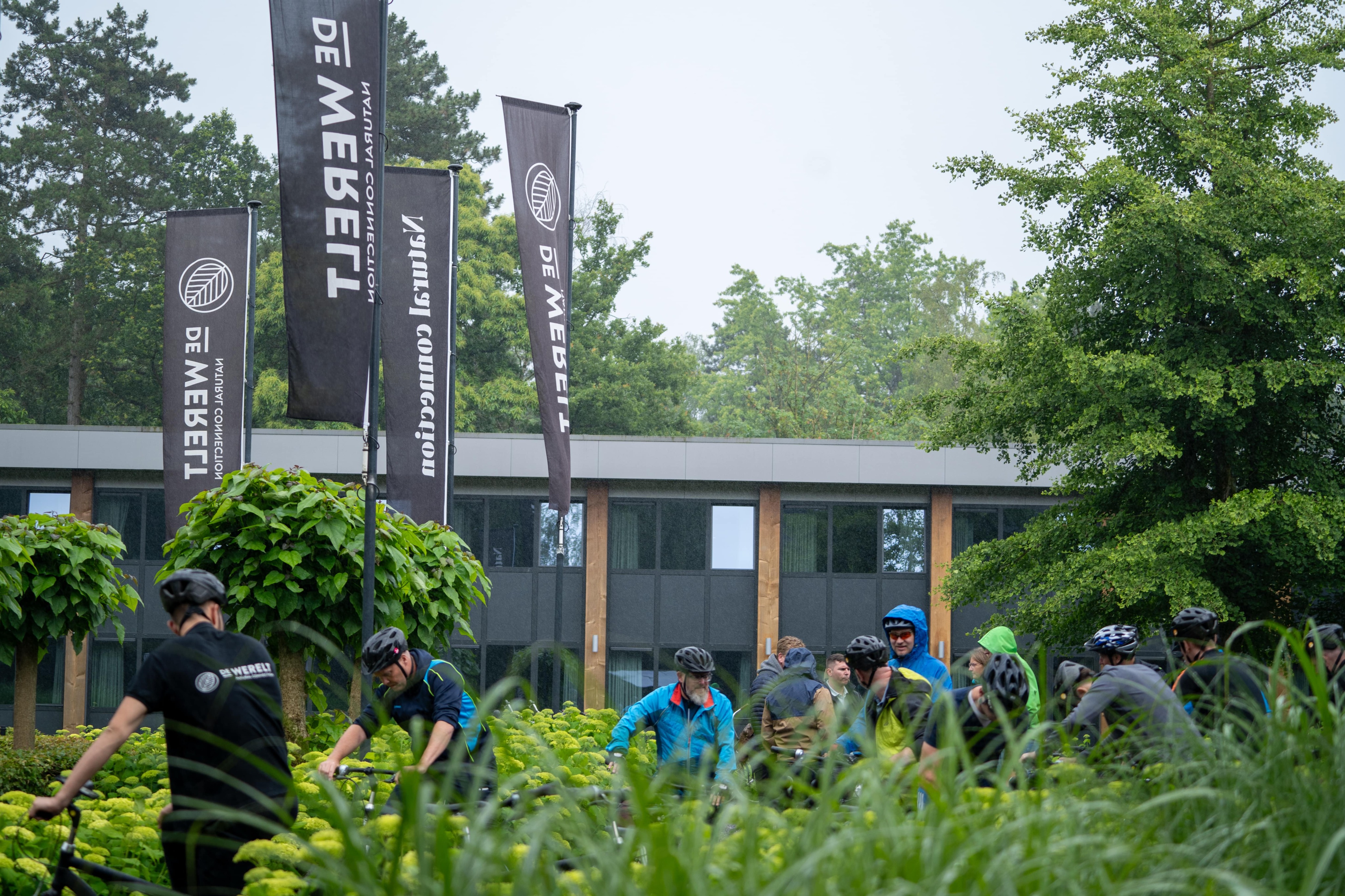 Groep deelnemers tijdens mountainbike teambuilding activiteit bij De Werelt Lunteren op de Veluwe