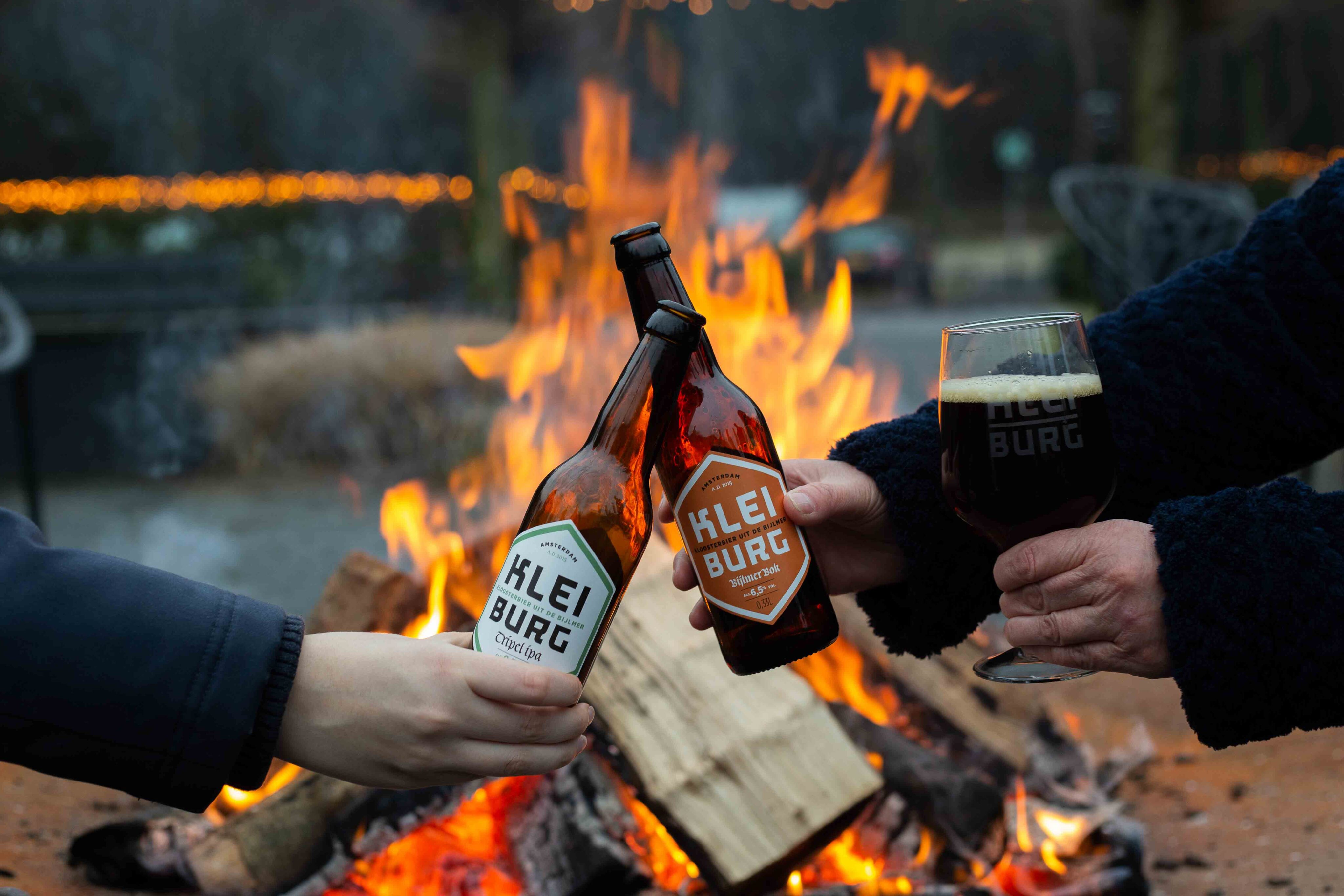 Een biertje delen bij het kampvuur