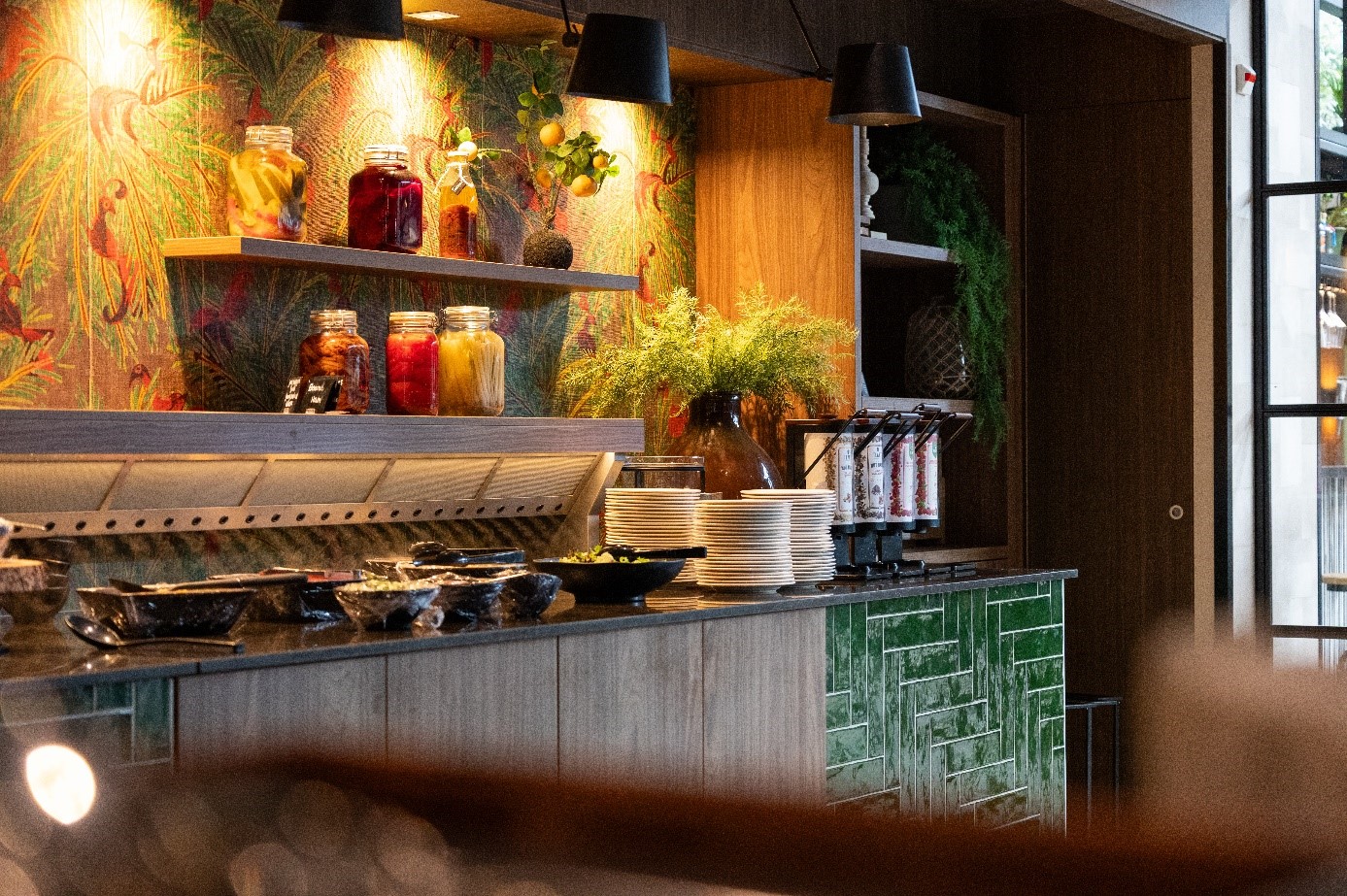 Buffet met verse, lokale en duurzaam bereide gerechten tijdens een evenement.