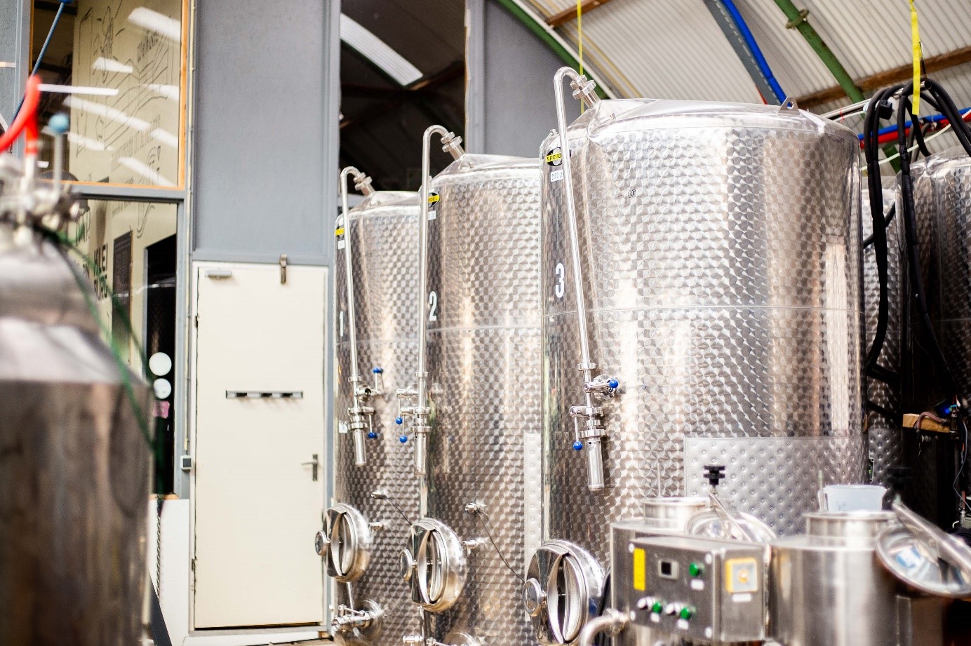 RVS fermentatietanks voor de duurzame productie van lokale dranken en ingredi&euml;nten.